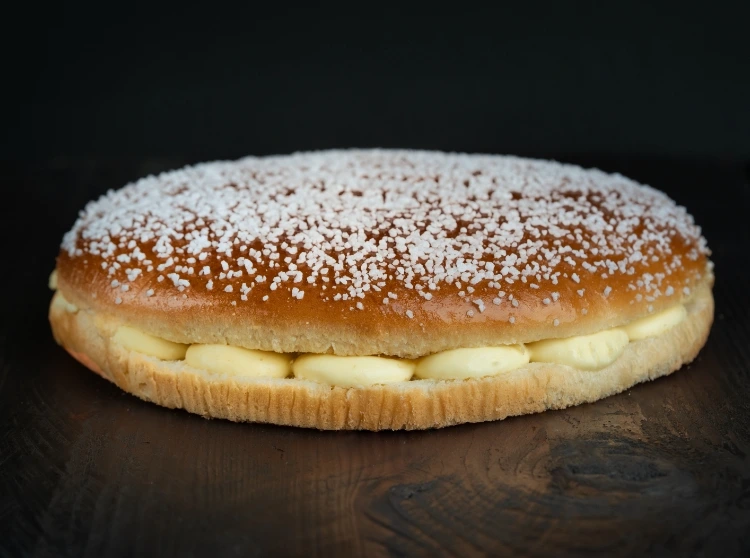 patisserie-surgelee-professionnel-nos-produits-patisserie-tropezienne-ronde-personnalisable-noisette-cacao-vanolle-framboise-briogel